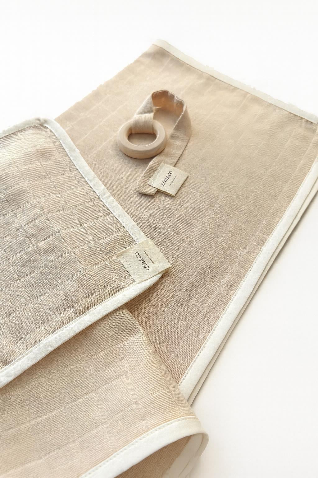 %100 Pamuk Müslin 3'lü Bebek Önlüğü, Müslin Battaniye ve Ahşap Diş Kaşıyıcı Set