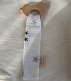 Ahşap diş kaşıyıcı ve bebek önlüğü seti, doğal malzemeler, güvenli bebek ürünleri