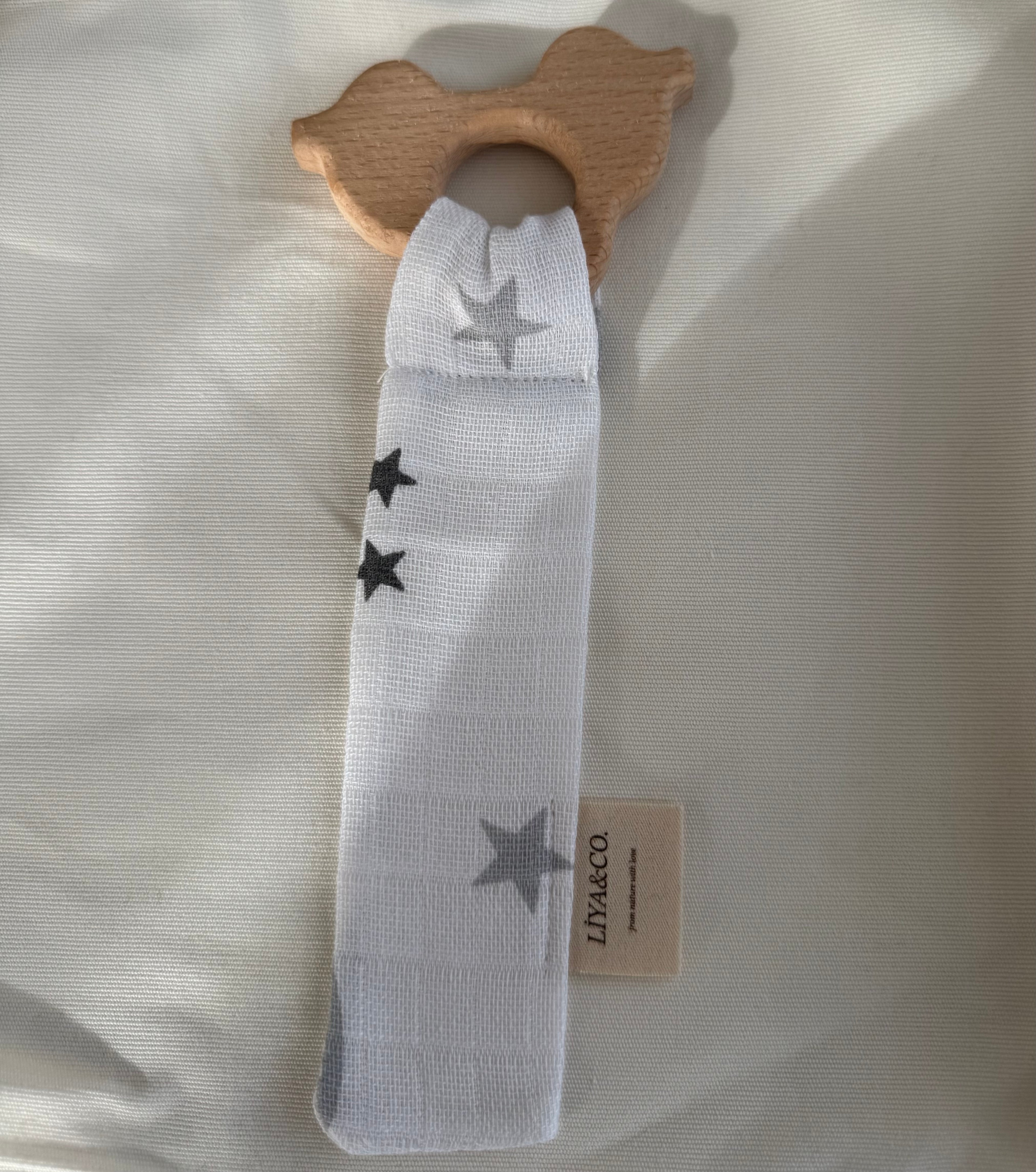 Ahşap diş kaşıyıcı ve bebek önlüğü seti, doğal malzemeler, güvenli bebek ürünleri