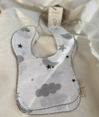 Bebek önlüğü detay görünümü, çıt çıtlı kapama sistemi, müslin kumaş dokusu