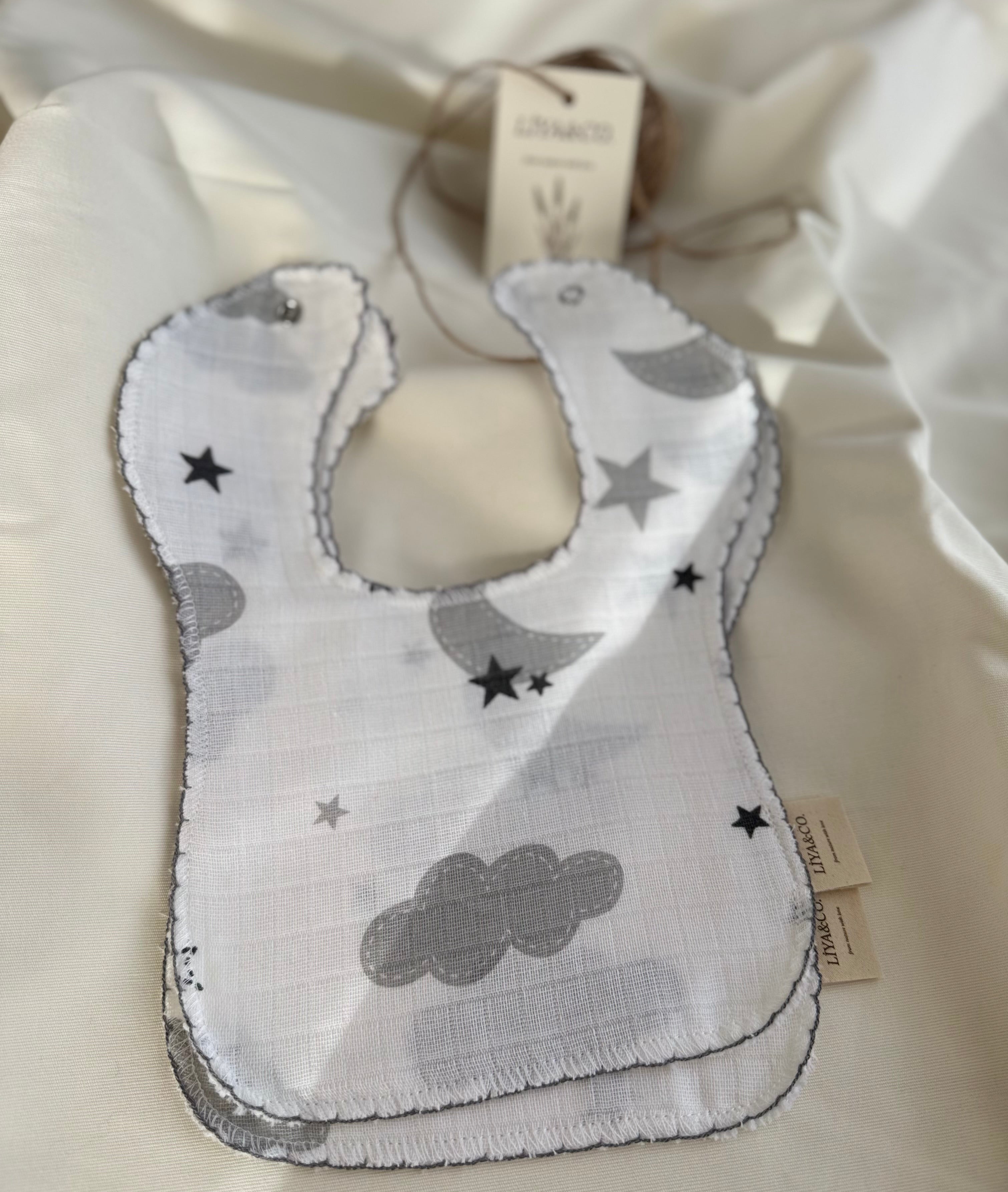 Bebek önlüğü detay görünümü, çıt çıtlı kapama sistemi, müslin kumaş dokusu