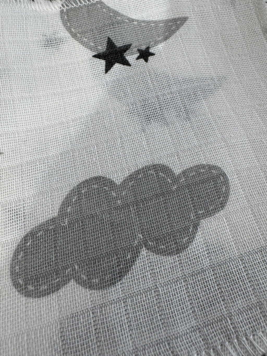 Liya&Co bebek önlüğü kullanım görünümü, yumuşak pamuk müslin kumaş