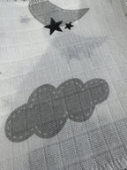 Liya&Co bebek önlüğü kullanım görünümü, yumuşak pamuk müslin kumaş