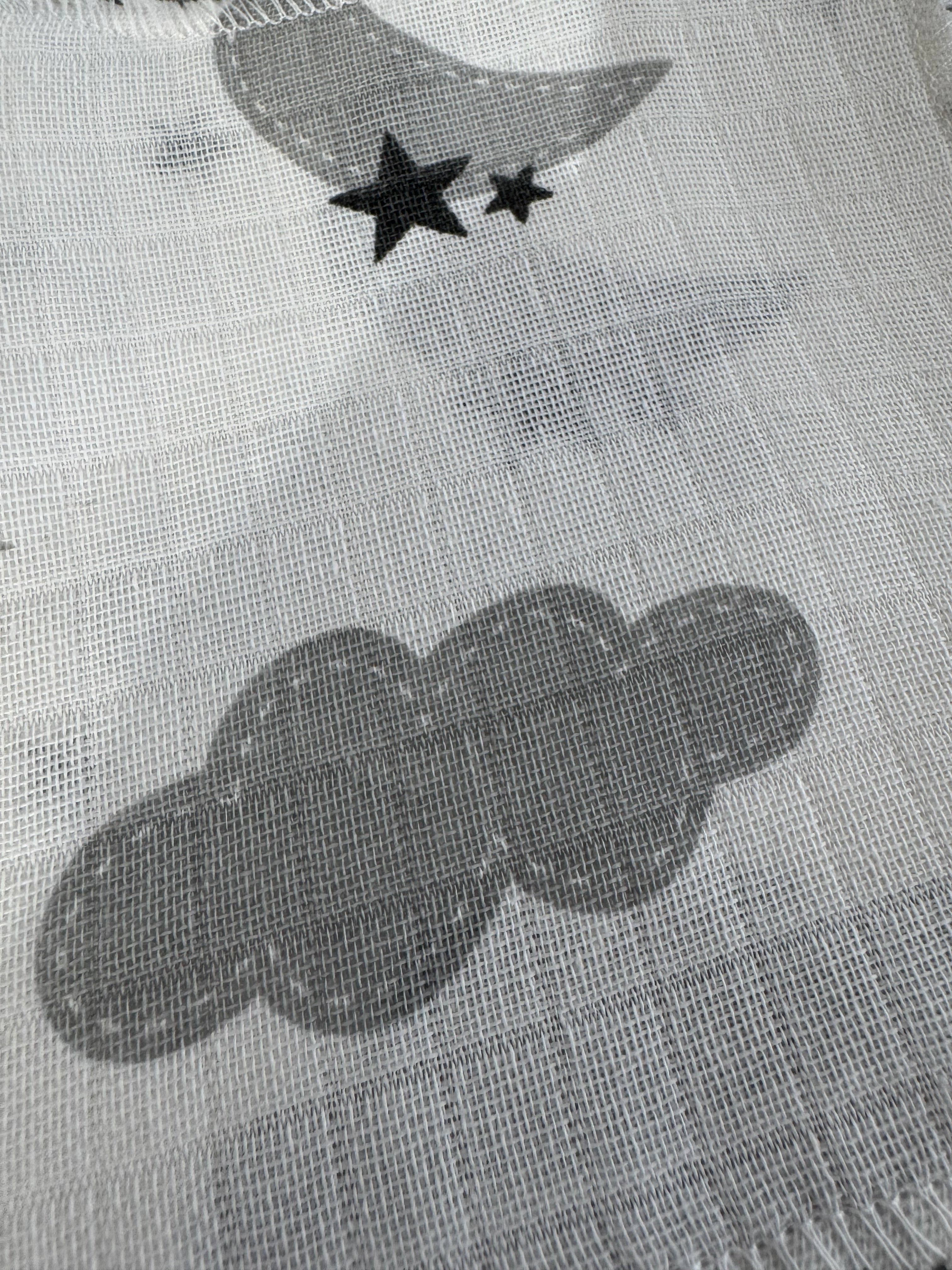 Liya&Co bebek önlüğü kullanım görünümü, yumuşak pamuk müslin kumaş