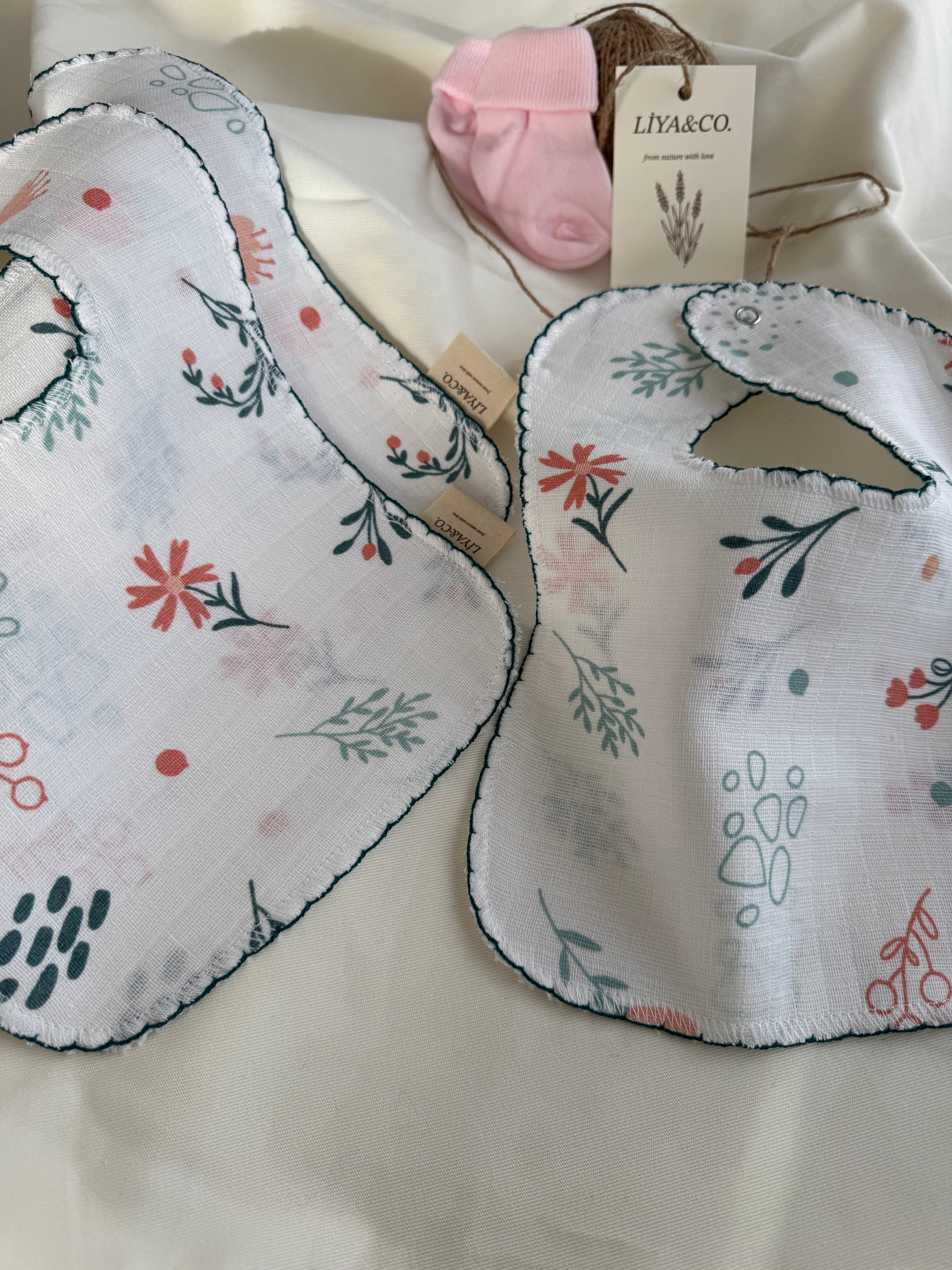 Desenli müslin bebek önlüğü detay, nefes alabilir kumaş, hassas ciltler için