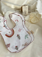 Müslin bebek önlüğü kullanım görünümü, çıt çıtlı kapama, pratik kullanım