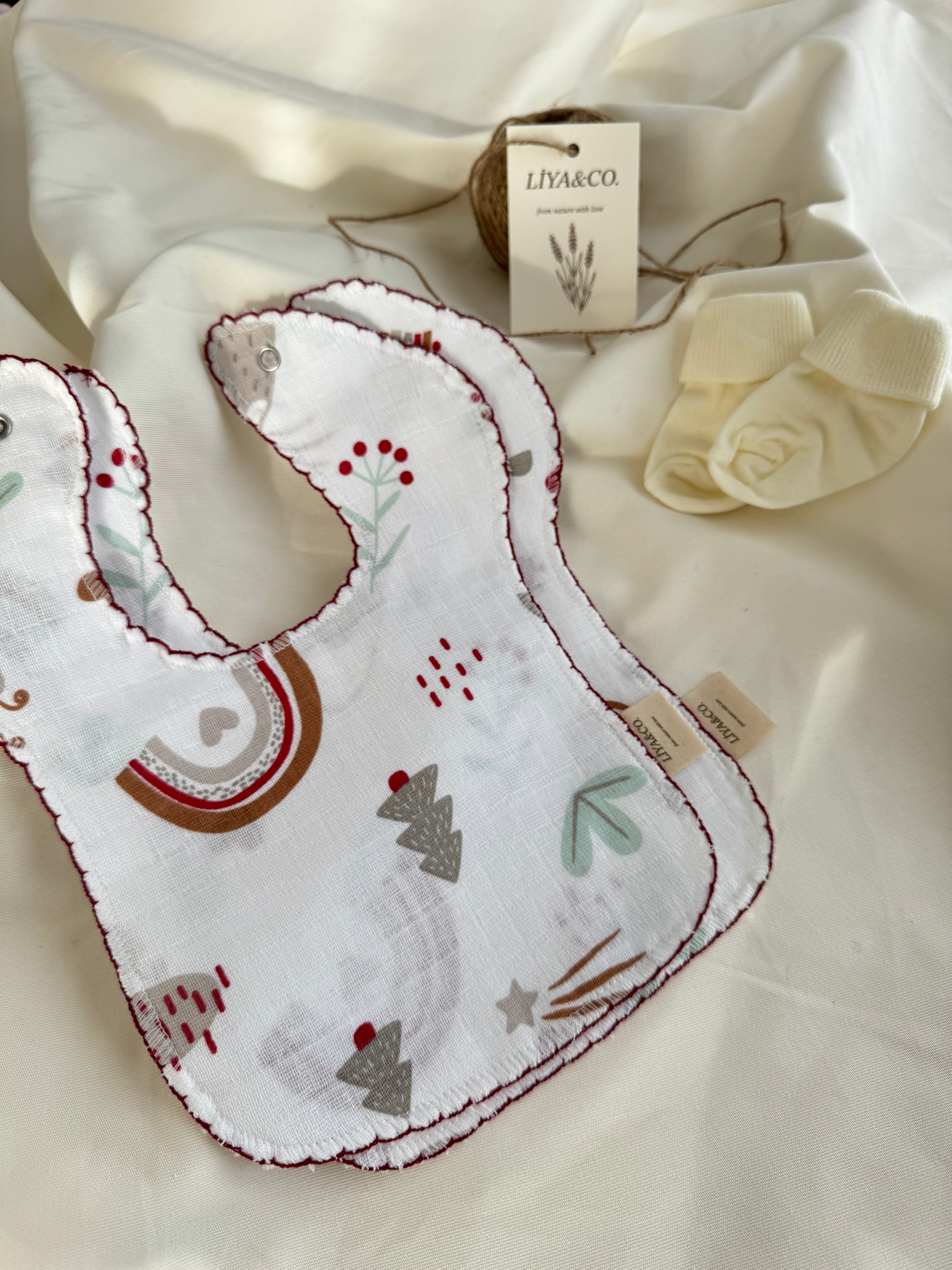 Müslin bebek önlüğü kullanım görünümü, çıt çıtlı kapama, pratik kullanım