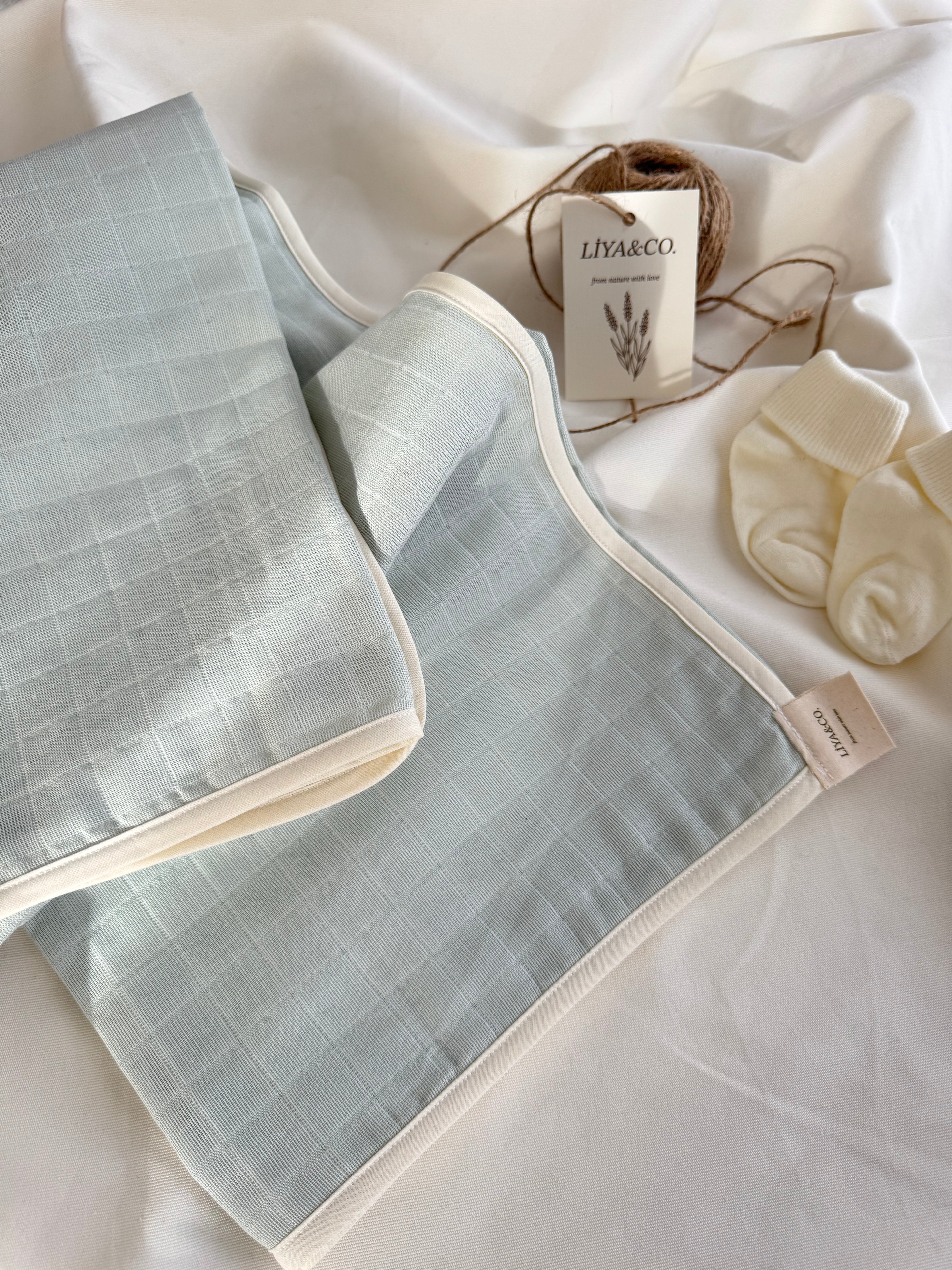 Liya&Co bebek müslin örtü 80x100 cm, %100 pamuk, biyeli detaylı ve nefes alabilir