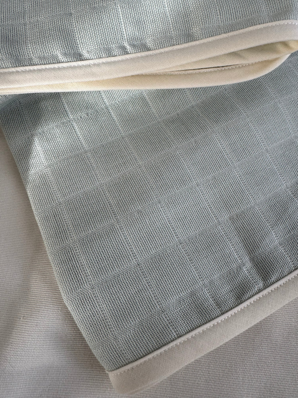 Müslin bebek örtüsü detay, biyeli kenar, yumuşak pamuk kumaş, doğal